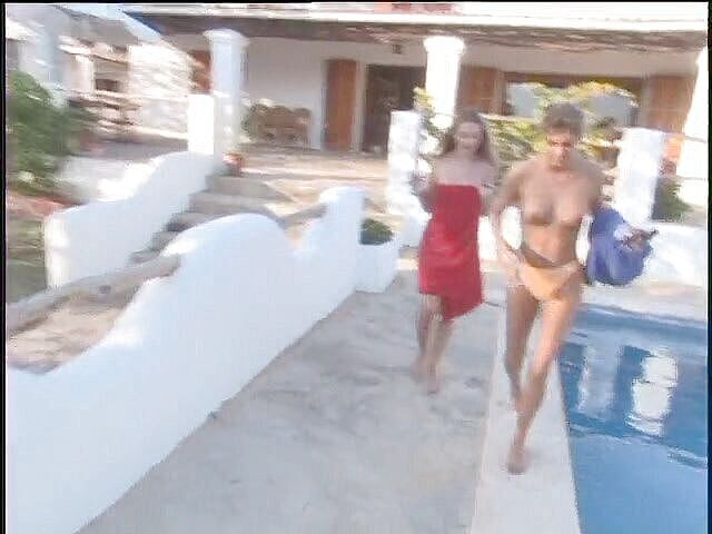 Naughty Girls: Ragazze carine che si godono la loro giornata al sole