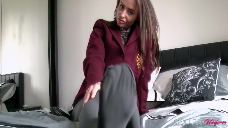 College Uniform: Uniforme e meia-calça com Sarah Louise