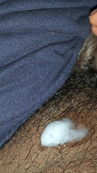 Mijn pik masseren en masterberen (close-up pikactie)
