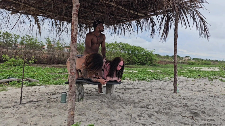 Lorrany exotica: Galopando Em Dois Cuzinhos Na Praia Em Salvador