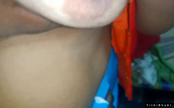 Ridowan: Desi Bhabi mění svou červenou šarí.