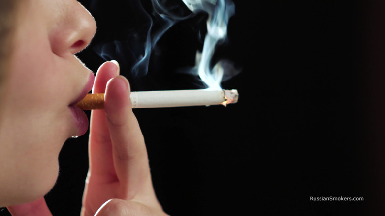 Russian Smokers: Ultra HD russische schönheit raucht zigarette am meer