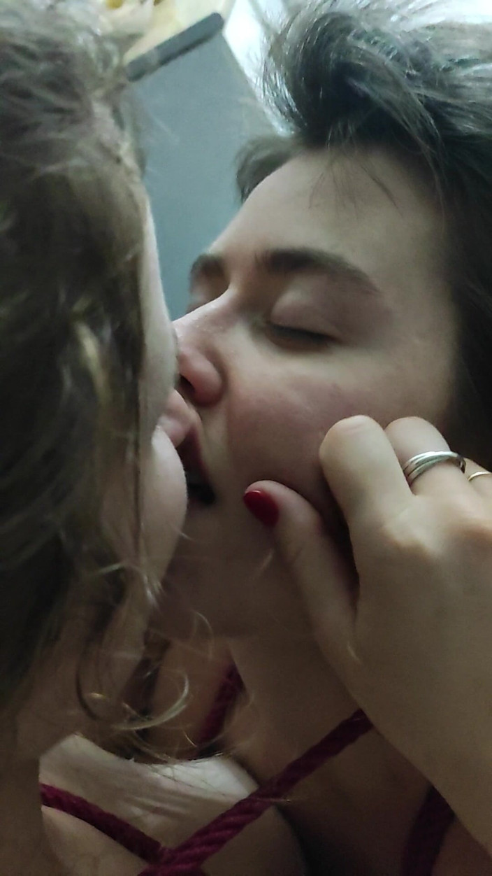 FenekManul: POV Lesbian Kissing