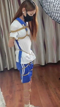 Behind-the-Scenes-Aufnahmen vom Fotoshooting zur Schuluniform der bezaubernden Freundin
