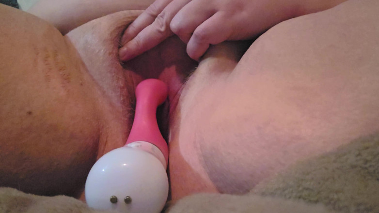 Virgie Blanca: Grandota tiene orgasmo manos libres con vibrador de conejo