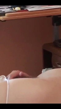 Fratele vitreg îmi oferă două ejaculări mari pe cur după masturbare