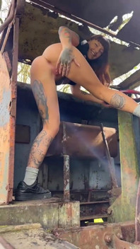 Gagica sexy se pișă pe trenul abandonat!