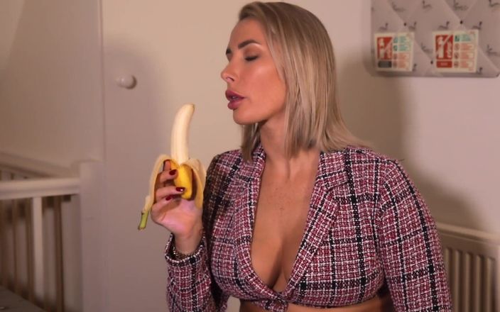 Paige Turnah: Urmărește-o pe Paige Gag pe Banană la fel ca pe...