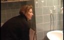 Lucky Cooch: Kobieta sika w łazience