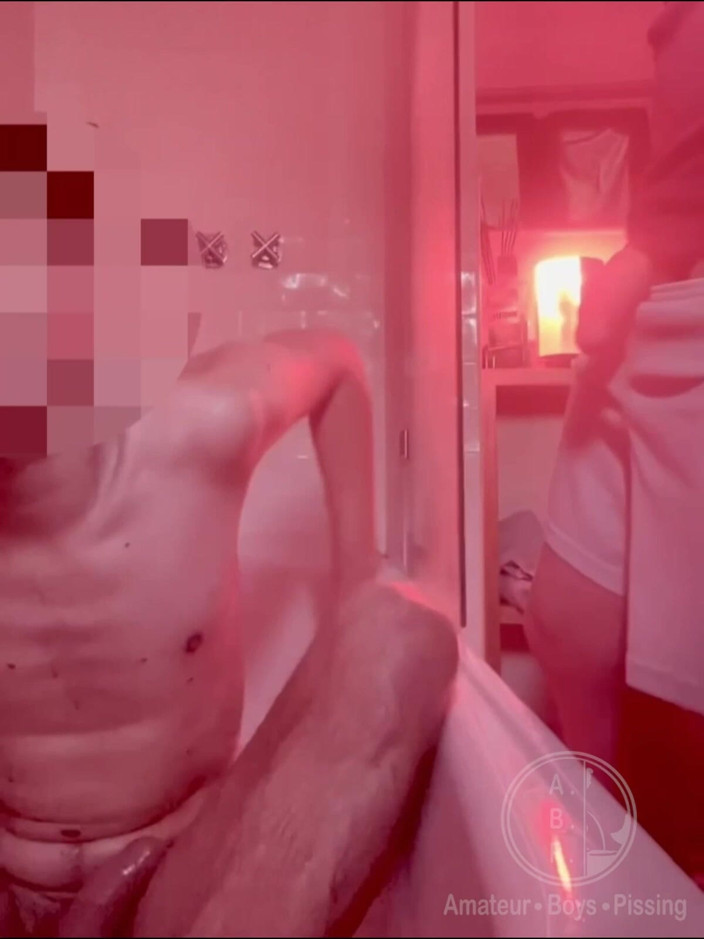 AmateurBoysPissing: shaukiya larka shart haar gaya, baathatab men nagn ho jaata...