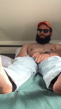 Las suelas de los pies de hombre trabajador almizclero