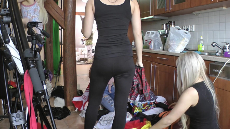 Leon Lambert Girls Twerk Parties CFNM: 保姆摄像头在四个女孩更衣室里全是裸体大奶子大屁股荡妇身上效果很好