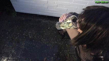 Piss Drinking Wife: Čůrací párty se šesti muži - část 2