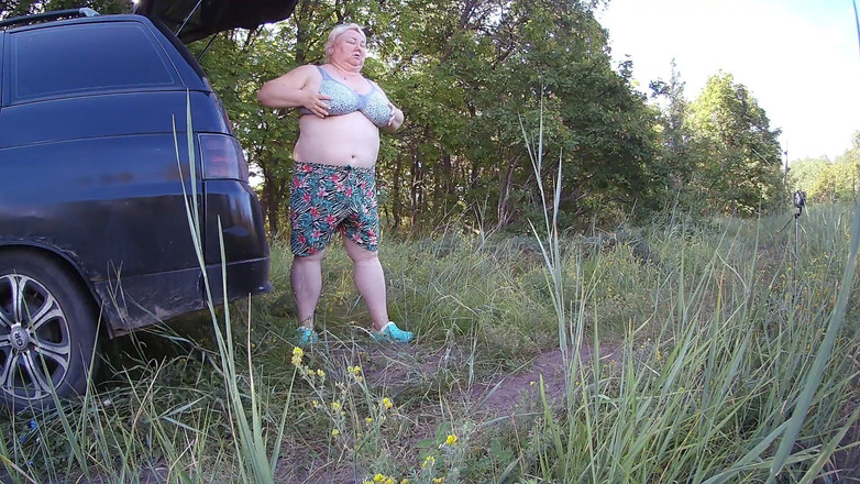 Zona901: Stiefmutter masturbiert im freien ihre muschi