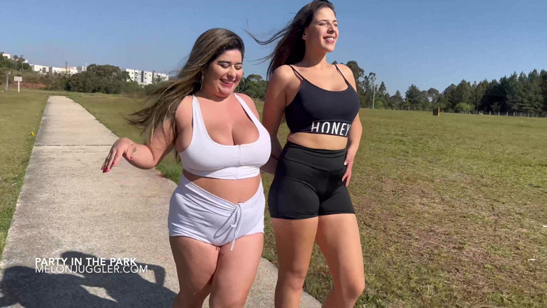 Busty BBW Latinas: Vollbusige bBW-lesben haben sex in einem park