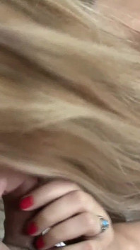 Blonda în ciorapi mă lasă să o fut bine