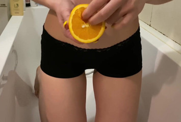 Monnycka: Meu corpo como suco de laranja