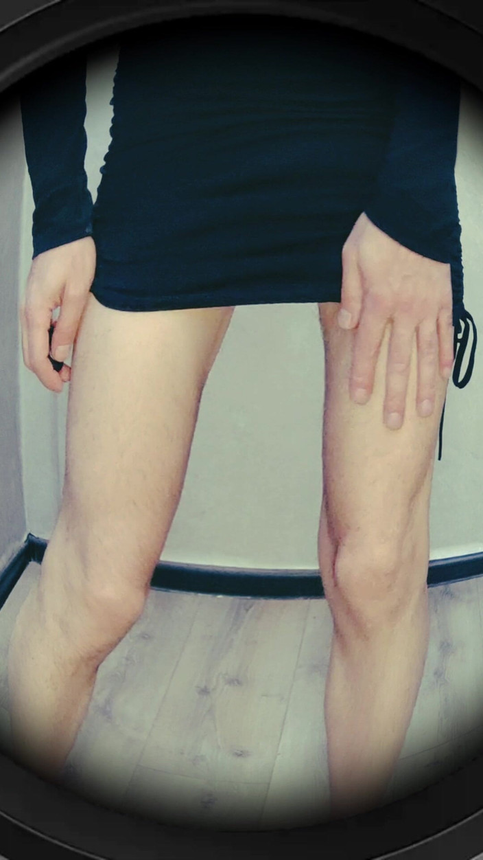 Lana Cross: Chodím sám po domě