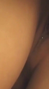 Cewek tgirl ahegao ngocok kontol berdenyut bocor di mana-mana