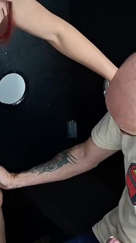 Sürtük eş Gloryhole'da yetenekli yabancılarla berbat ve sevişiyor
