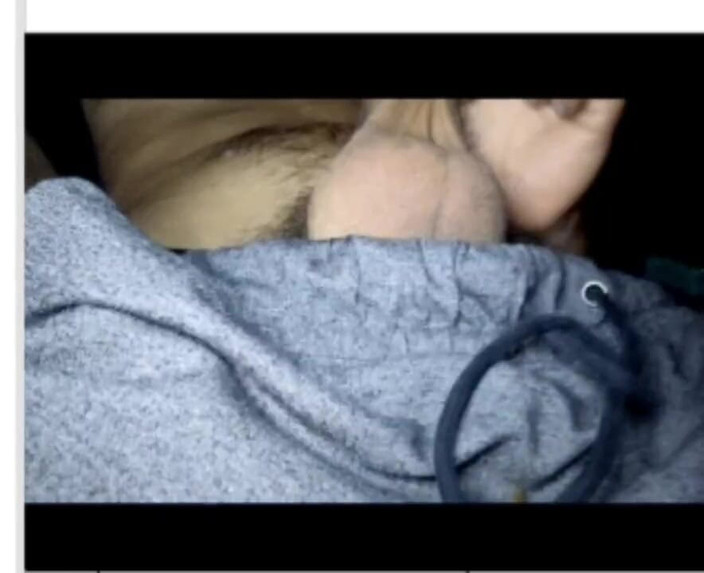 Sexy possum: Il ragazzo non circonciso si masturba e viene sull'auto streaming...