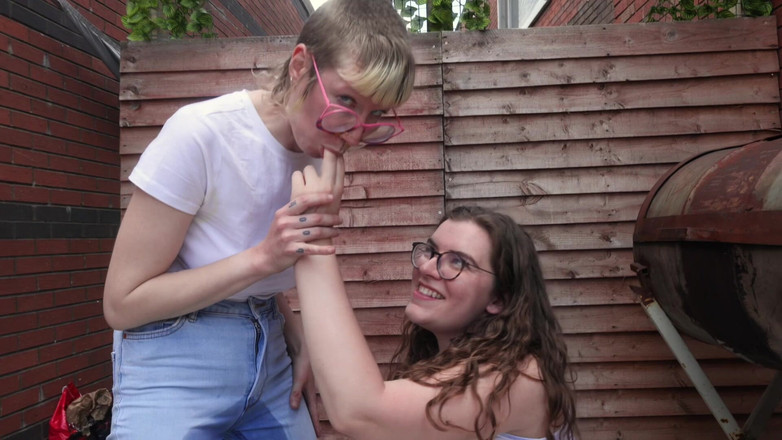 rosarosebud: Lesbické líbání &amp; Jeans Smáčení W Rosa &amp; Carrie