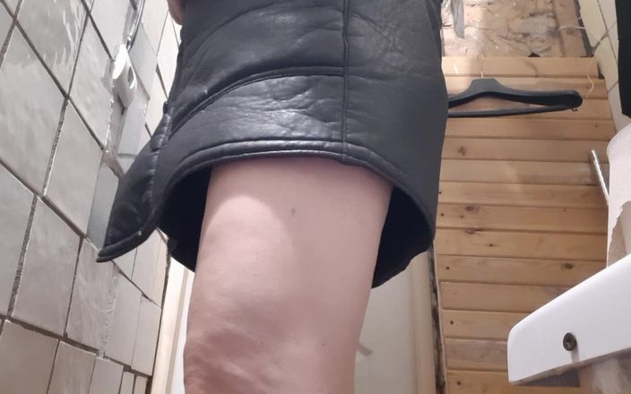 Lesbian-illusion: Sleduji, jak moje macecha masturbuje, zatímco sedí na záchodě - lesbická...