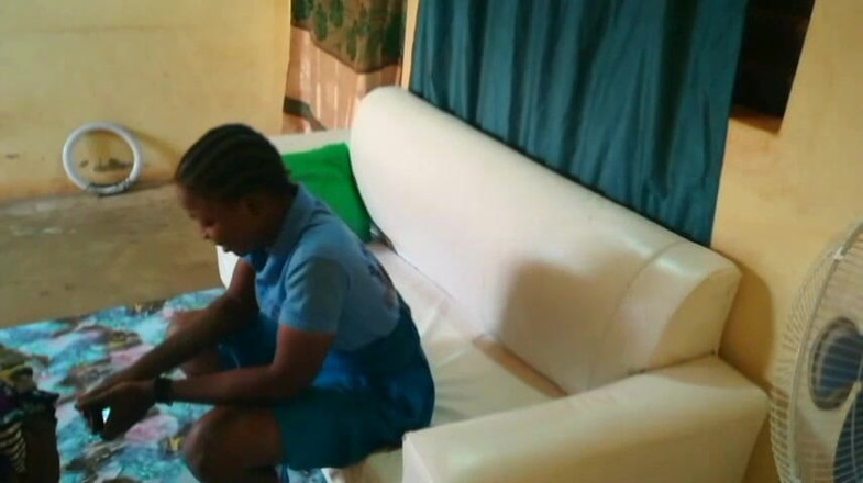 Pornsexlive: वर्दी पहनी अफ्रीकी लड़की की Burly black african द्वारा चुदाई
