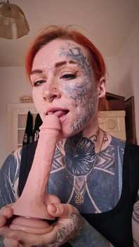 Blowjob auf einem realistischen dildo