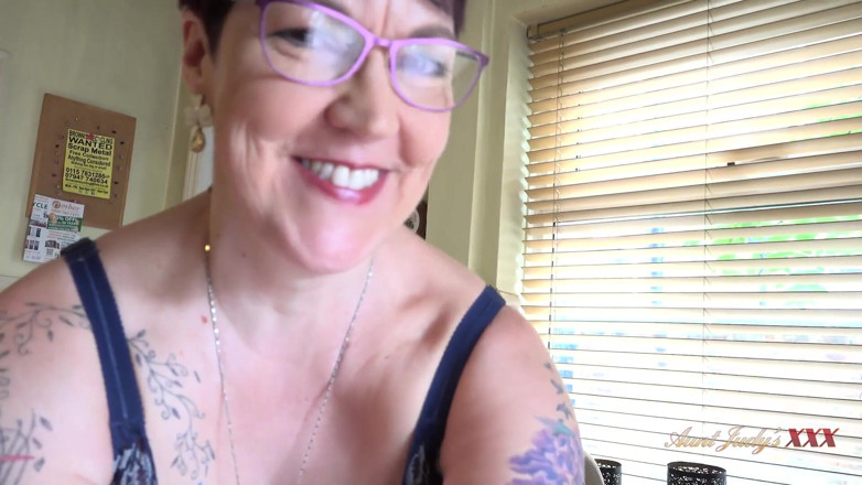 Aunt Judy's XXX: TetaJudysXXX - Prsatá 56letá žena v domácnosti Layla kouří tvého ptáka v kuchyni (POV)