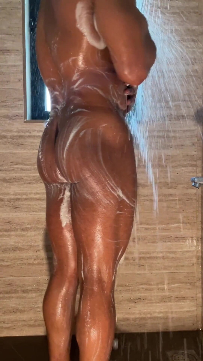Muscular Bull: Душ после моей тренировки