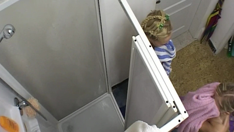 THAGSON 18+: Dvě blondýnky se dotýkají mokré sprchy a hrají si s...