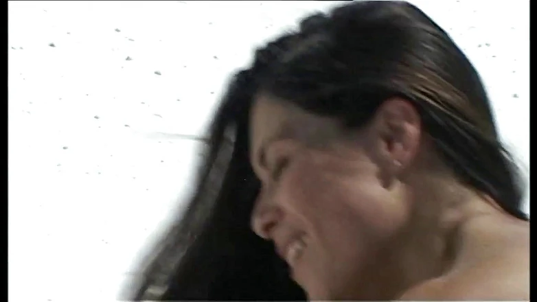 Xtime Network: Deslumbrante gata é fodida na praia