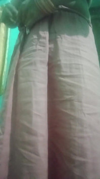 India trans gaurisissy presionando y ordeñando sus tetas en sari rosa