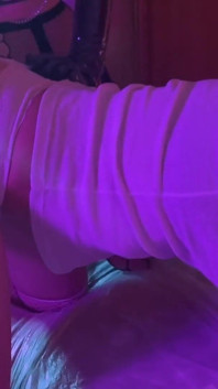 Sissy tuyệt vọng đi tiểu quần của cô ấy cho Sissygasm và thụt tinh