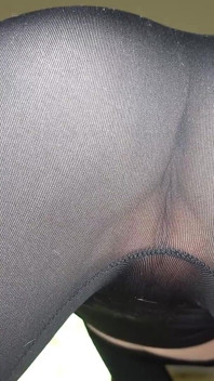 Étirement dans mon legging transparent