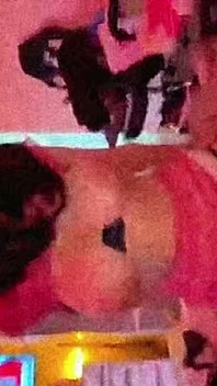 Mükemmel vücuda ve büyük göğüslere sahip, devasa bir penis üzerinde sertçe oturan güzel, göğüslü genç birden fazla orgazm yaşadı
