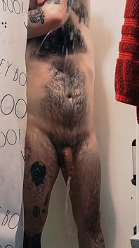 Sexy ducha caliente tatuado