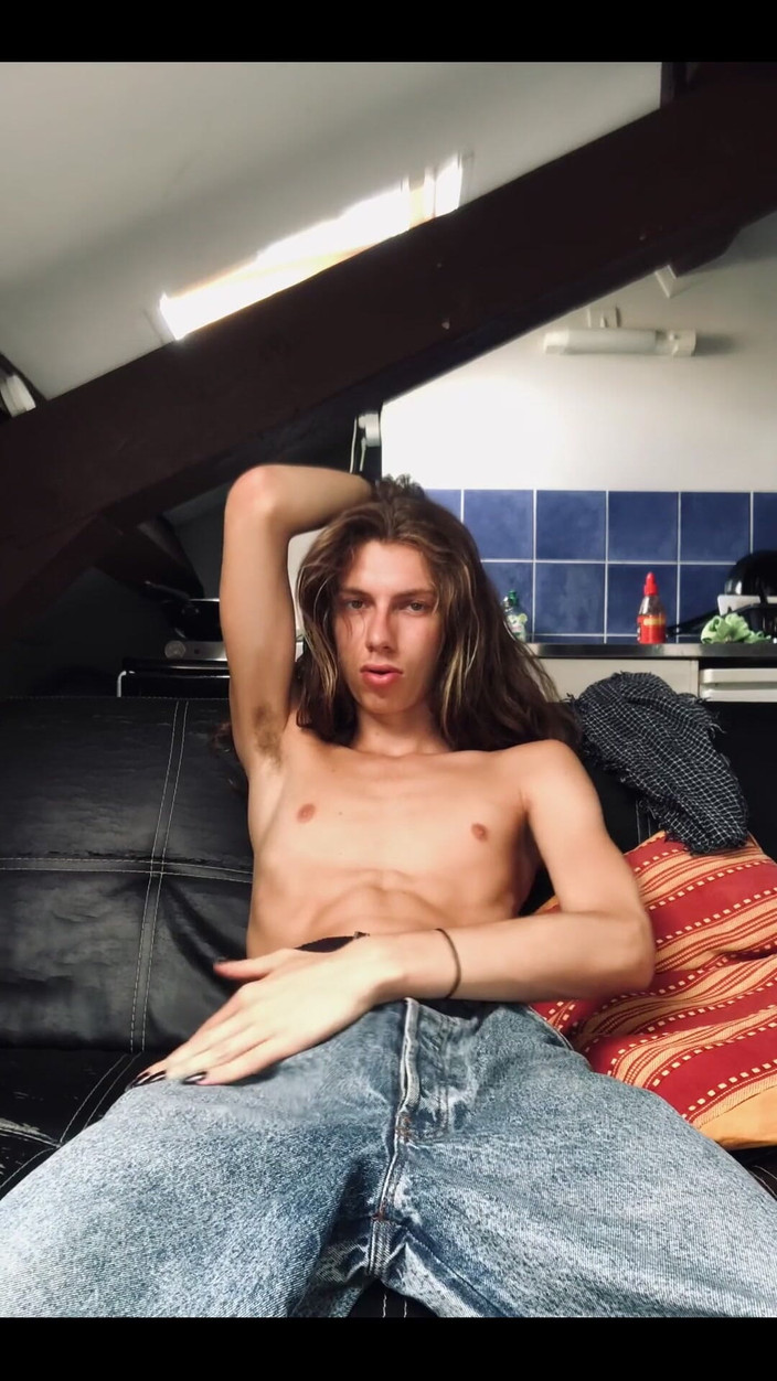 iamtonyrey: Francuski Twink szarpnie się w swoim pokoju