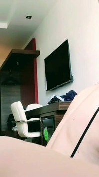 Une femboy gay suce des à l’hôtel