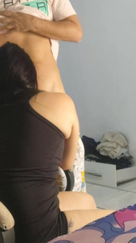 Cô vợ nóng bỏng chào đón người hàng xóm kỹ thuật viên máy tính của cô ấy trong một bộ trang phục rất khiêu khích và để anh ta đụ vào mông cô ấy!