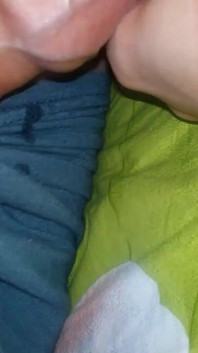 Ruka mé nevlastní sestry je pokryta precum a pak tlustým spermatem