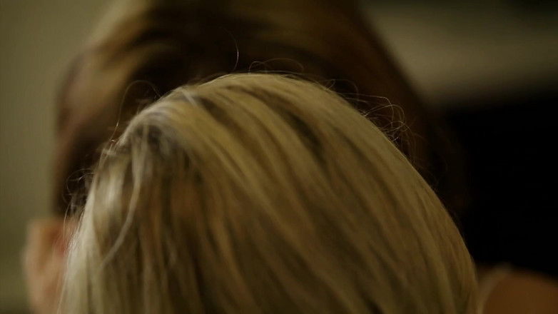 DaringPureXXX: Calde lesbiche si divertono sul divano