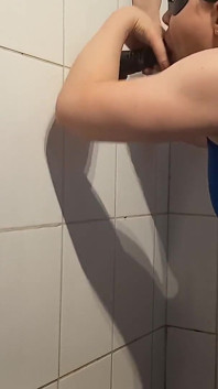 Arrodillando garganta profunda y follando de pie