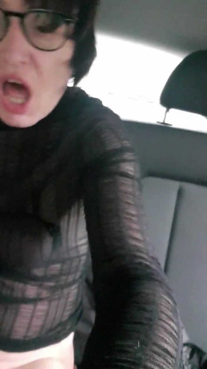 JulieEroticDress: MILF Spritzt Neben Auto Draussen