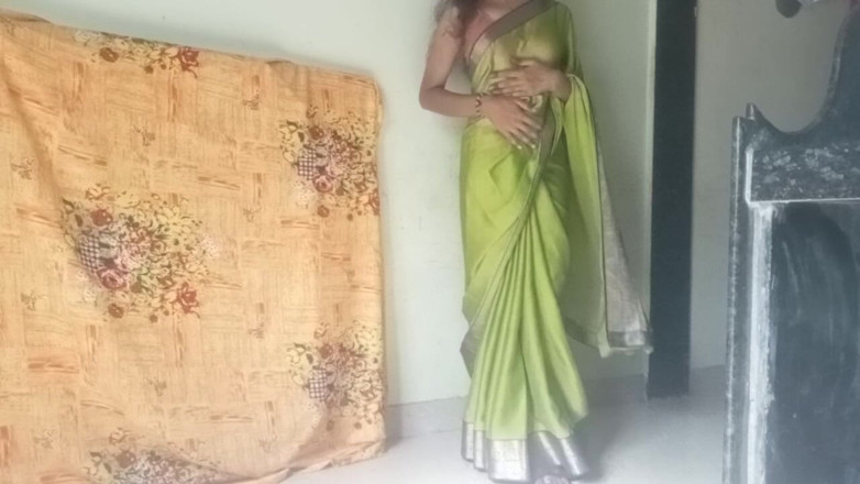 Pranitamayur: Une bhabhi indienne excitée se déspare pour du sexe hardcore...