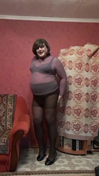 Sissy Irene tar av sig sina strumpbyxor och smeker sig själv