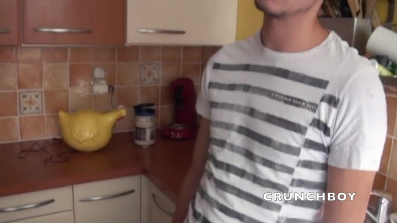 Crunch Boy: Max ošukaný Brianem ráno v kuchyni