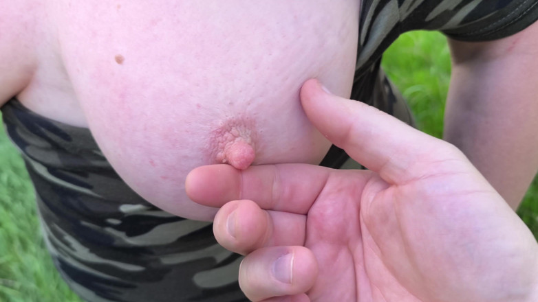 Bouncy Tits Action: 乳首クランプでのハイキング