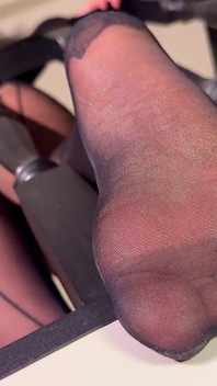 Schwarze strumpfhosen Footjob am banister: neckt dich von oben
